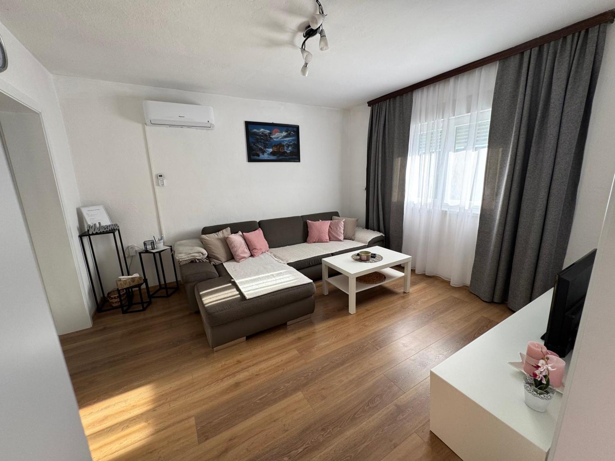 Apartman Rukavina Licko Petrovo Selo Exterior photo